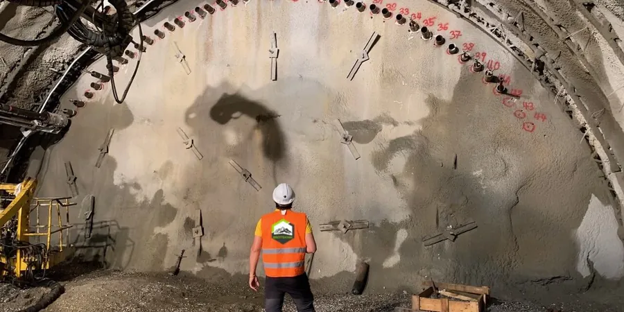 Monitoreo geotécnico de excavaciones en Iquique: control estructural durante el movimiento de tierras